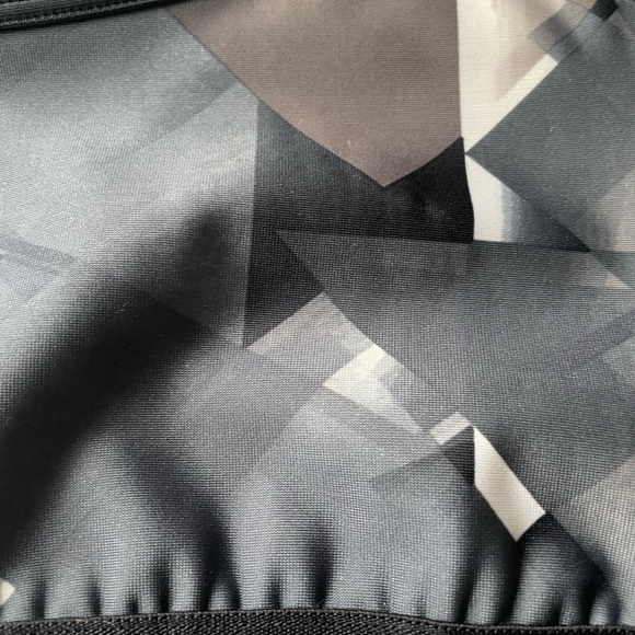 Under Armour Gray Camouflage crisscross back Compression Sports
Bra Small - Picture 2 of 5